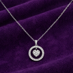 Κολιέ Πλανήτης Καρδιά 925. Το κολιέ διαθέτει μια υπέροχη καρδιά με μοτίβο που απεικονίζει έναν πλανήτη.