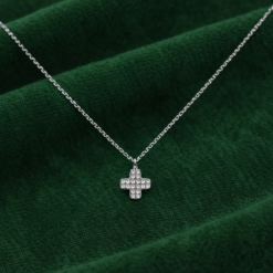 Ανακαλύψτε το Κολιέ 925 Ασήμι Σταυρός. Κατασκευασμένο από υψηλής ποιότητας ασήμι 925, αυτό το κολιέ διαθέτει έναν λεπτομερή και εκλεπτυσμένο σταυρό